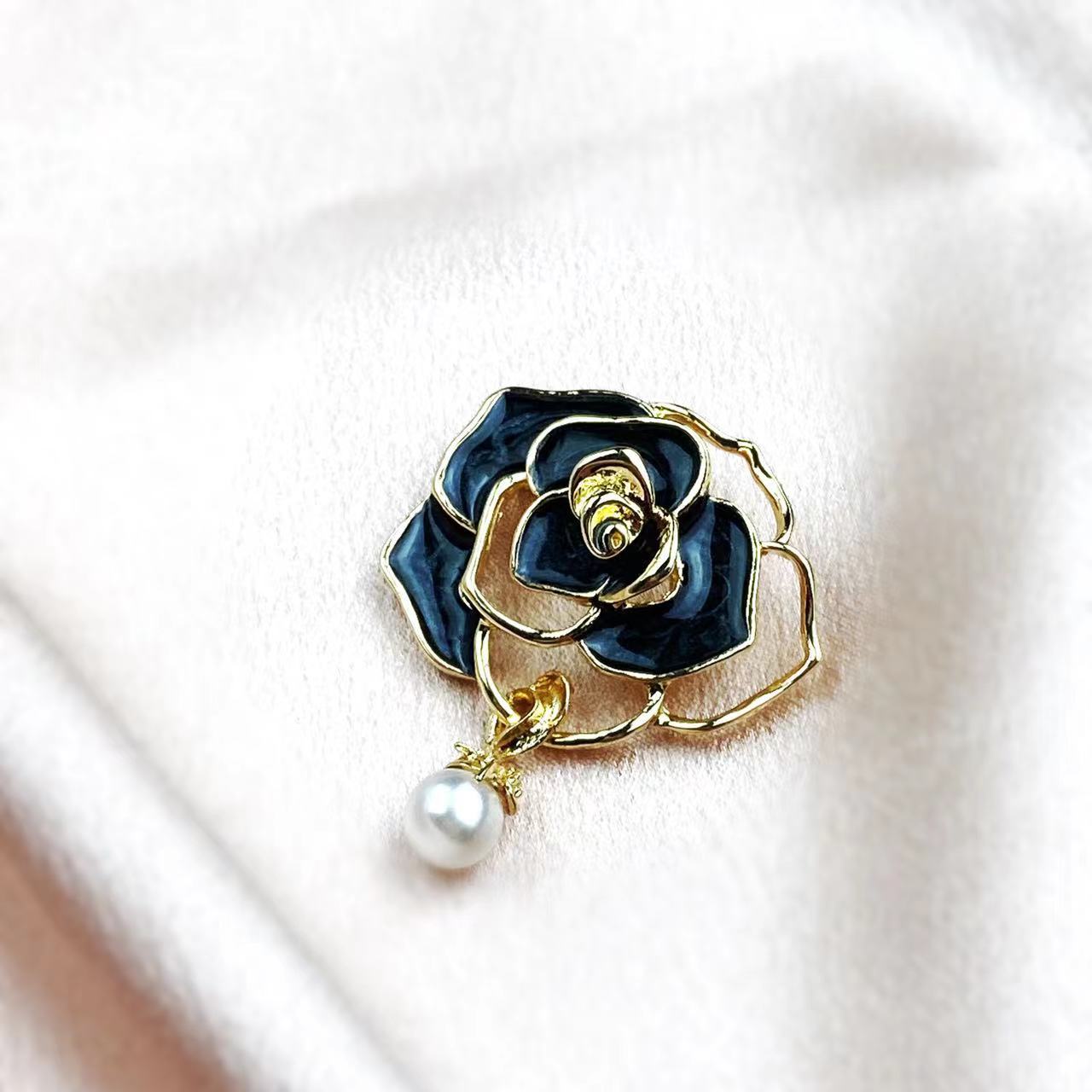Eleganckie białe czarne broszk – Body Jewelry Websites recenzja i cena