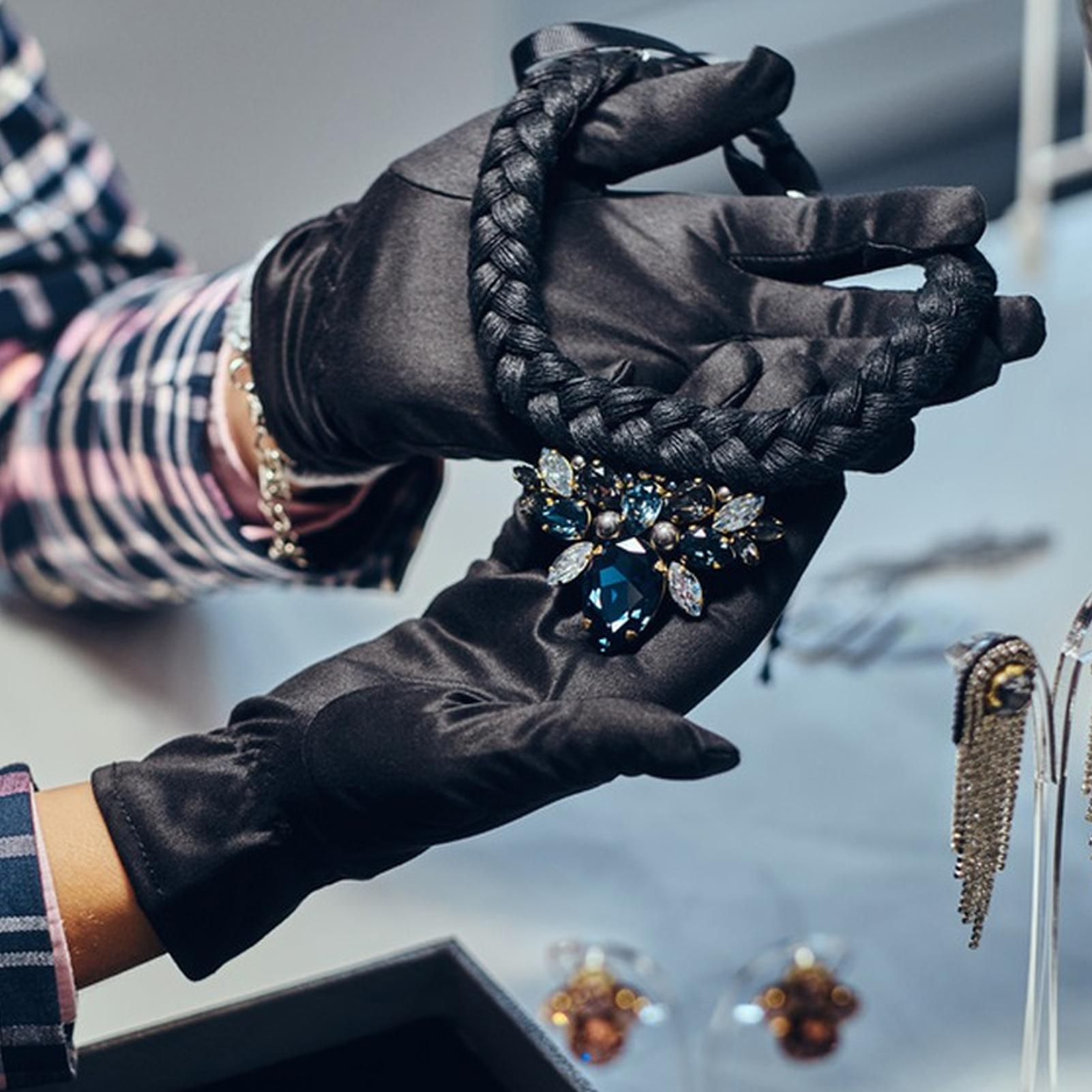 Rękawiczki jubilerskie czarne  – Body Jewelry Websites recenzja i cena